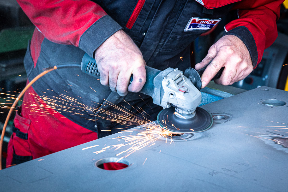 Hydraulikaggregatebau: Schleifen an einem Deckel